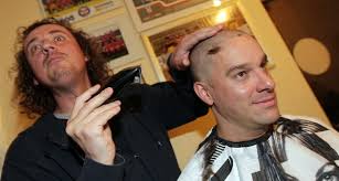 Fotogalerie: Útočník brněnské Zbrojovky Petr Švancara se vsadil s fanouškem  o vlasy. Protože