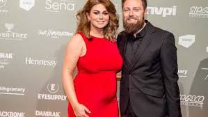 Roxeanne hazes heeft een boekje opengedaan over de hereniging met haar broertje andré. Roxeanne Hazes Celebrates Engagement
