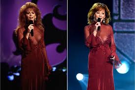 Reba Mcentire Rewears Her Iconic 1993 Red Dress To 2018 Acm Awards It Was Like Seeing An Old Friend Again Dresses Red Dress Evening Dresses Elegant