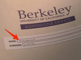 Although elle is still deciding between harvard and berkeley at the beginning of the movie, noah asks her to move in with him if. Surprising Details You Missed In The Kissing Booth 2