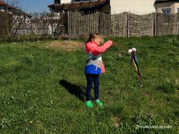 Das schleuderballspiel gilt als ältestes turnspiel im deutschen turnerbund. Schleuderball Fur Kinder Ein Spiel Fur Draussen Selbermachen