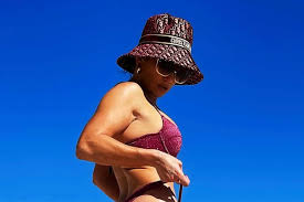 Lagi, Jennifer Lopez Pamer Tubuh Seksi di Usia 51 Tahun...