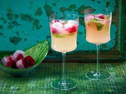 Campari in sektgläser füllen und mit dem prosecco aufgießen. Cocktails Mit Wodka Partydrinks Mit Kick Lecker