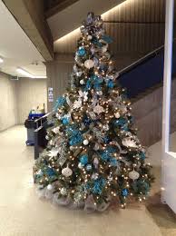 Sapin De Noel Turquoise Pour Le Port De Montreal Realisation Par Alphaplantes Noel C Blue Christmas Tree Blue Christmas Elegant Christmas Tree Decorations
