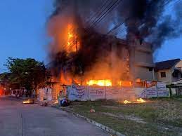 เปิดนาทีอาคารถล่ม หลังอาสาดับเพลิงกำลังควบคุมเพลิง บ้านกฤษดานคร 3 เสียชีวิตแล้ว 3 ราย 03/04/2021 Rc7bzhh9izifdm