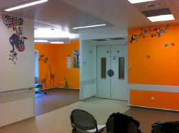 Salle D Attente Principale Urgences Pediatriques Hopital De Gonesse Salle D Attente Hopital Parement Mural