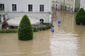 Die bewohner flüchten, die schaulustigen knipsen. Hochwasser In Passau