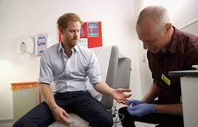 El príncipe harry consiguió empleo. Principe Harry Transmite Ao Vivo Seu Exame De Hiv Para Conscientizar Jovens Razoes Para Acreditar