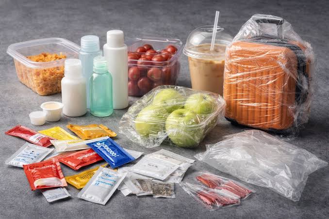 UE, stop agli imballaggi monouso: addio a bustine di ketchup, mini flaconi  da hotel e sacchetti di plastica