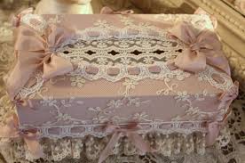 Elegante Boite A Mouchoirs Decor Shabby Chic Soie Et Dentelle Boite A Mouchoir Decoration Shabby Chic Boites Decorees