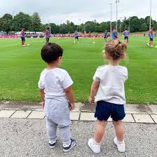 Uznaje się ją za młodą. Bayern Die Mannschaft On Twitter Gabriel Alcantara And Klara Lewandowska Watching Today S Training Session At Sabener Strasse