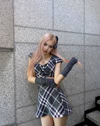 At the young age of 7, rosé moved to australia with her family, and was raised in melbourne. Blackpink Chile On Twitter 1025 Actualizacion De Rose En Instagram C Roses Are Rosie Ig Blackpink Thealbum Lovesickgirls Rose Blackpink Https T Co Wwtpypwmxp