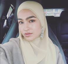 Warna yang direkomendasikan oleh dulux adalah barton blue, metallic gold. Maroon Coklat Antara 7 Warna Tudung Yang Wajib Dimilki Hijabi Senang Nak Mix Match Hijabista