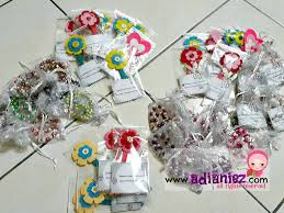 Untuk setiap guru samada perempuan atau lelaki, pasti hadiah diberikan khas buat mereka memberi makna istimewa buat tenaga pengajar yang dihargai. Untuk Hari Guru 2017 Hadiah Kecil Dari Hati