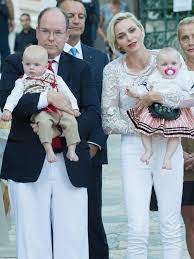 Ja, unter der blauen cap, den mächtigen kopfhörern und der großen sonnenbrille steckt tatsächlich charlène von monaco! Furst Albert Und Charlene Die Schonsten Bilder Ihrer Kinder