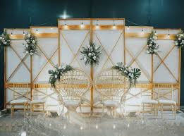 Seharusnya ini yang pertama karena lamaran dulu baru nikah, namun dibahas secara acak sebenarnya sama saja. 8 Ide Dekorasi Pelaminan Elegan Buat Di Rumah