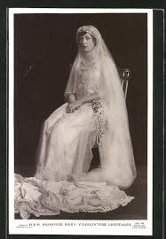 Viele angehende bräute schauen sich direkt nach der verlobung nach ihrem brautkleid um, denn schließlich träumen sie schon seit dem mädchenalter von dem einen, perfekten kleid. Ak Prinzessin Mary Im Hochzeitskleid Auf Einem Stuhl Sitzend Nr 8315859 Oldthing Ansichtskarten Adel Personlichkeiten Adel Ausland