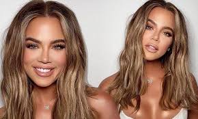 The keeping up with the kardashians star shared a snap of herself with flowing wavy hair, rocking a simple white corset top. Khloe Kardashian S Fans Barely Recognize Her In New Trio Of Selfies Khloe Kardashian Hair Short Kardashian Hair Khloe Kardashian Hair