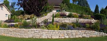 Talus Paysager En Pierre Seche Calcaire Et Fleuri Paysagiste Escalier De Jardin Pierre Seche