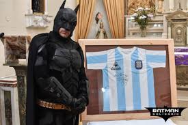 En 1994, se renombró la serie, debido al inminente estreno de la película batman forever, como las aventuras de batman y robin (en el original the adventures of batman and robin). El Batman Solidario De La Plata Sufrio Un Robo Pero Iba Vestido Como Bruno Diaz