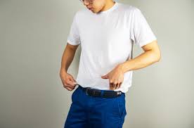 Mengenakan topi untuk melindungi kamu dari sinar matahari juga hal yang perlu dilakukan. Tampil Rapi Dengan 7 Model Baju Pria Yang Cocok Dimasukan Ke Dalam Celana Bukareview