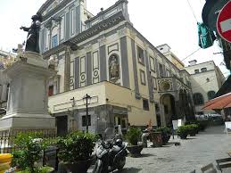 La struttura è situata alla destra della chiesa principale e ha un proprio ingresso autonomo su piazza san gaetano, ma è anche possibile accedere dalla basilica, tramite un passaggio dopo la seconda cappella della navata di destra. I Migliori 10 Hotel Vicino A Statua Di San Gaetano Napoli Tripadvisor