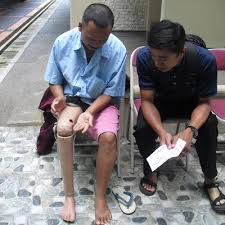 If you want to learn palsu in english, you will find the translation here, along with other translations from malay to english. Bantuan Kaki Dan Tangan Palsu Untuk Penyandang Disabilitas Di Jawa Tengah