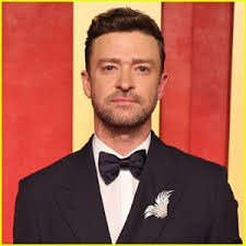 Ryan Reynolds Got All Dressed Up to Promote Mariah Carey's Memoir!: Photo  4490093