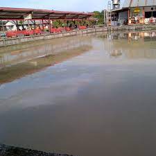 Tjiu's palace samarinda berlokasi di jalan sultan sulaiman, wisata ini memiliki hiburan fasilitas, seperti lapangan futsal, sepeda air, pemancingan ikan, kolam khusus. Tjiu Palace Fishing Pond Samarinda East Borneo