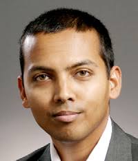 Error growth in position estimation from noisy relative pose measurements