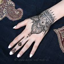 The exact origins of henna tattooing aren't clear, however the tradition dates back as far as ancient egypt. Henna Tattoo Zubehor Berlin Henna Kunst Mehndi Henna Malerei Kunst Am Korper Henna Zubehor Henna Kunst Henna Tatowierung Designs Henna Tatowierung