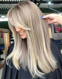 La frange est plus que jamais tendance. Frange Sur Le Cote Pour Des Cheveux Courts Et Longs