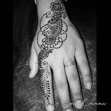 The henna is on the back of the hand and ends on the middle finger. Henna Fun Yang Mau Berinai Simple Cantik Jg Boleh Bisa Request Motif Jg Lo More Info Wa 081396285000 Henna Hennaindian Hennasimple Hennamedan Henna
