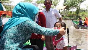 Sekilas soal nganjuk kabupaten nganjuk berbatasan dengan kabupaten bojonegoro di utara. Kampanye Cegah Covid 19 Istri Bupati Nganjuk Pakaikan Masker Ke Pengunjung Wisata Faktualnews Co