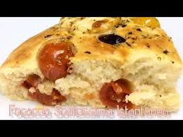 La ricetta della focaccia veloce, un solo impasto e 4 ore di lievitazione per ottenere un pane morbido e saporito da portare in tavola farcito in molti modi: Focaccia Sofficissima Istantanea Ricetta In 5 Minuti Tutti A Tavola Youtube
