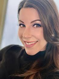 Jo Deaton's Instagram, Twitter & Facebook