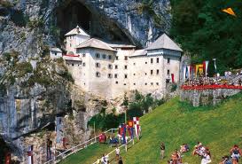 Eslovenia se ha convertido en un lugar de descanso favorito entre los fanáticos del ecoturismo, el. Castillo Postojna Predjama Eslovenia Fotos De Viajes Turismo De Eslovenia