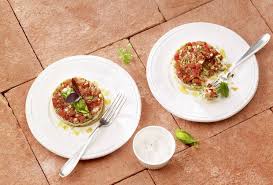 Basilikum Tortchen Mit Tomaten Tatar Rezept Vegetarisches Essen Lebensmittel Essen Einfache Gerichte
