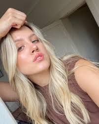 Bella Hanson's Instagram, Twitter & Facebook