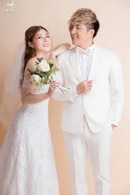 Vợ lâm chấn khang tên thật là trần thị thuỳ dung, sinh năm 1988. Khach Má»i Dá»± Ä'am CÆ°á»›i Lam Cháº¥n Khang Pháº£i Máº·c Dresscode Ä'en Tráº¯ng