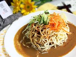 See and discover other items: Taiwanese Summer Cold Noodle Garlic And Sesame Sauce æ¶¼éºµ Yummy Simple Breakfast Items Yummy Asian Food Easy Chinese Recipes Asian Recipes