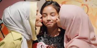 Engku emran yang baru genap 43 tahun pada khamis yang lalu menerima hadiah yang istimewa dengan laudya cynthia bella mencium pipi engku emran sambil memeluk suami dan anaknya, engku aleesya. Rumah Tangga Dikabarkan Retak Ini 6 Fakta Engku Emran Suami Laudya Cynthia Bella Merdeka Com