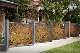 Stainless Steel Fence For A Chic Exterior Design Gartengestaltung Zaun Dekorationen Und Gartenzaun Metall