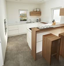Diese Kuche Verfugt Uber Weissen Strukturlack Sowie Eine Arbeitsplatte Aus Quarzstein Silestone In Weiss Die Bartheke D Kuche Arbeitsplatte Arbeitsplatte Kuche