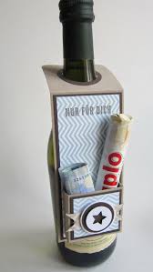Paperqueen Flaschenanhanger Mit Geld Schokifach Selbermachen Geschenke Geschenkideen Flaschen Anhanger