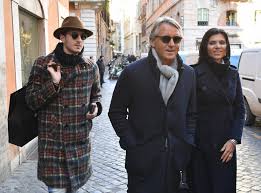L'allenatore dell'inter roberto mancini si separa dalla moglie napoletana federica morelli, dalla quale ha avuto i tre figli: Roberto Mancini A Roma Con La Nuova Fiamma E Il Figlio
