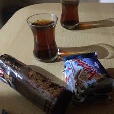 Düzenli çay tüketimi, yüksek tansiyon, trigliserit ve kolesterol seviyelerini azaltırken obezite gibi kalp sağlığı için riskli faktör yaratan etkileri de en aza indirir. Fotos Bei Balkonda Cay Keyfi