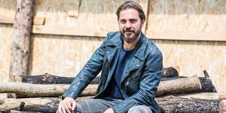 Dizisi ile yeniden ekrana gelmeye hazırlanan düzyatan'ın yer alacağı diziyi kaleme alan isim ise. Engin Altan Duzyatan Yeni Dizi Icin Imza Atti