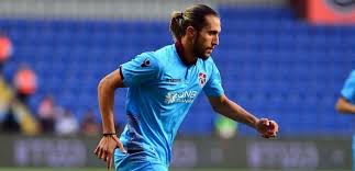 Trabzonspor'un genç yıldızı yusuf yazıcı fenerbahçe maçı öncesi imaj değişikliğine gitti ve saçlarını tamamen sarıya boyattı. Yusuf Yazici Icin Transfer Aciklamasi Sporun Dibi