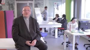 L Eveque Du Mans Dans Une Video Humoristique Pour Demander Des Dons Pour Sa Maison Diocesaine